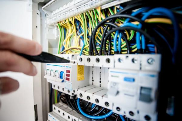 UPS para oficinas y hogares: ¿cuál necesito para no perder trabajo ni internet en un corte de luz?